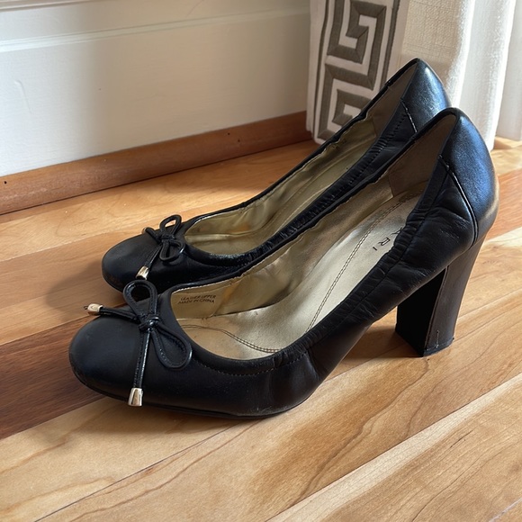 Tahari black leather pumps - Picture 2 of 5